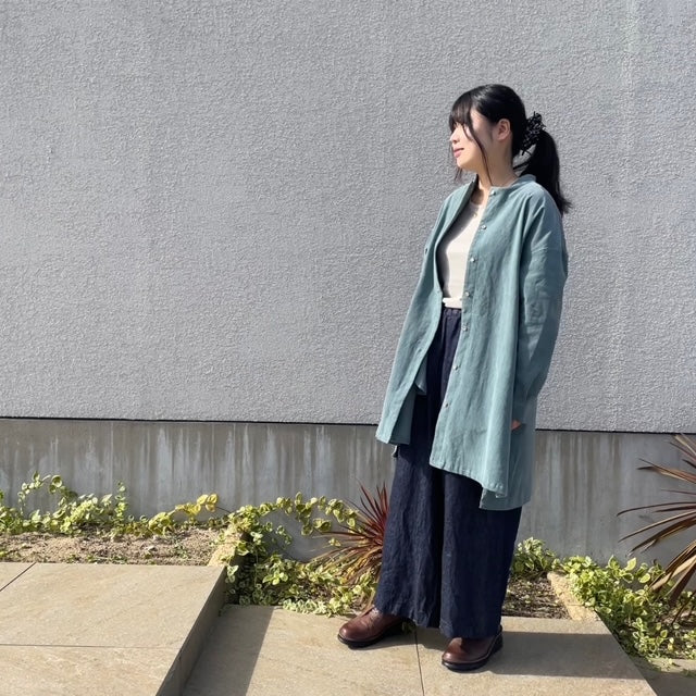 秋晴れに映える鮮やかなブルーグレー