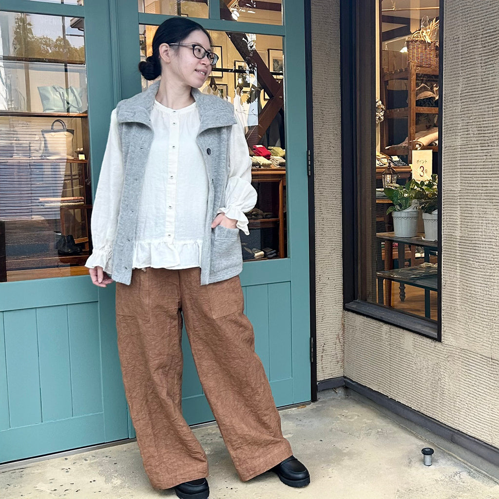 色んなコーデを楽しめるフリルブラウス