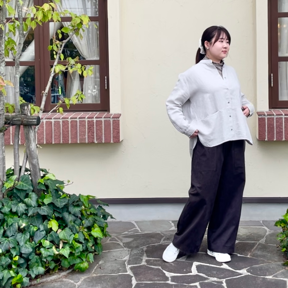 秋らしさを楽しむコーデュロイパンツ