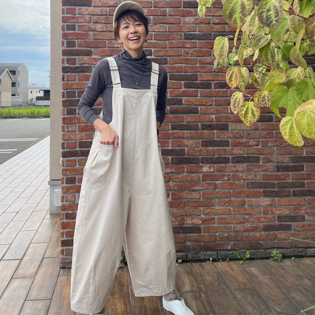 アクティブで軽やかに、 大人のコーデュロイサロペット