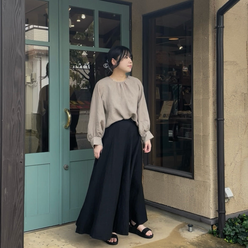 パネルスカートで作るきれいめコーデ
